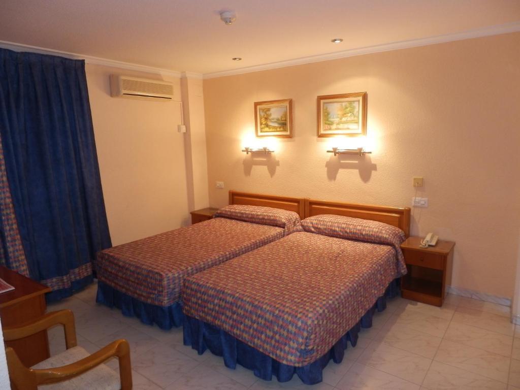 Hotel Restaurante Salvadora Villena Habitación foto