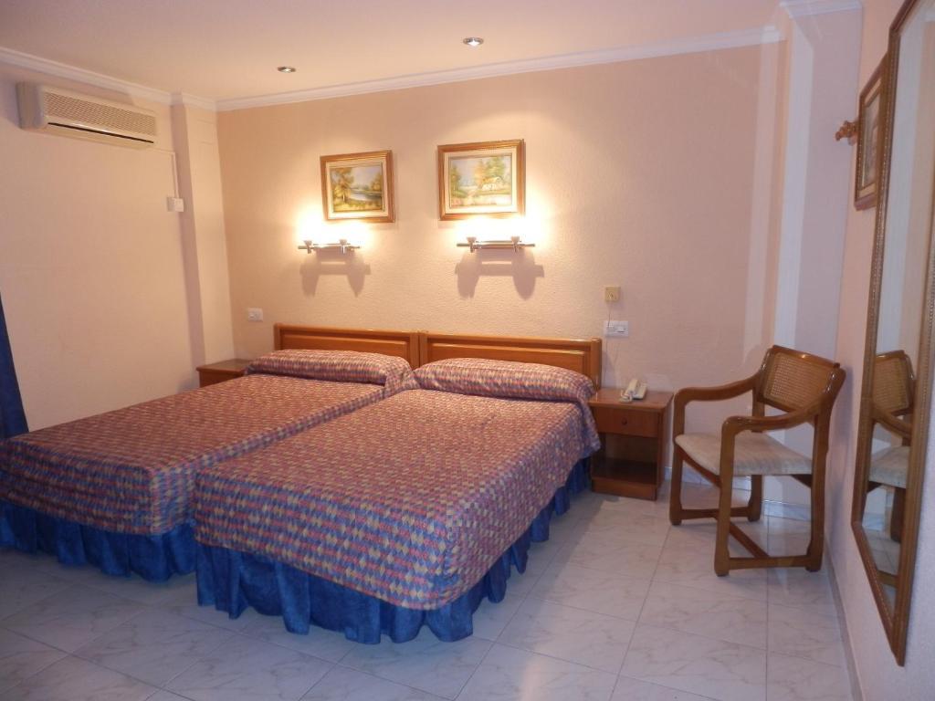 Hotel Restaurante Salvadora Villena Habitación foto