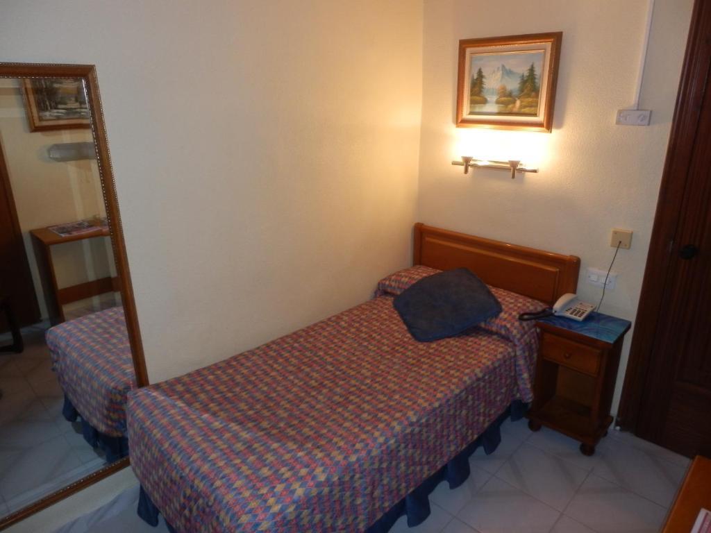 Hotel Restaurante Salvadora Villena Habitación foto