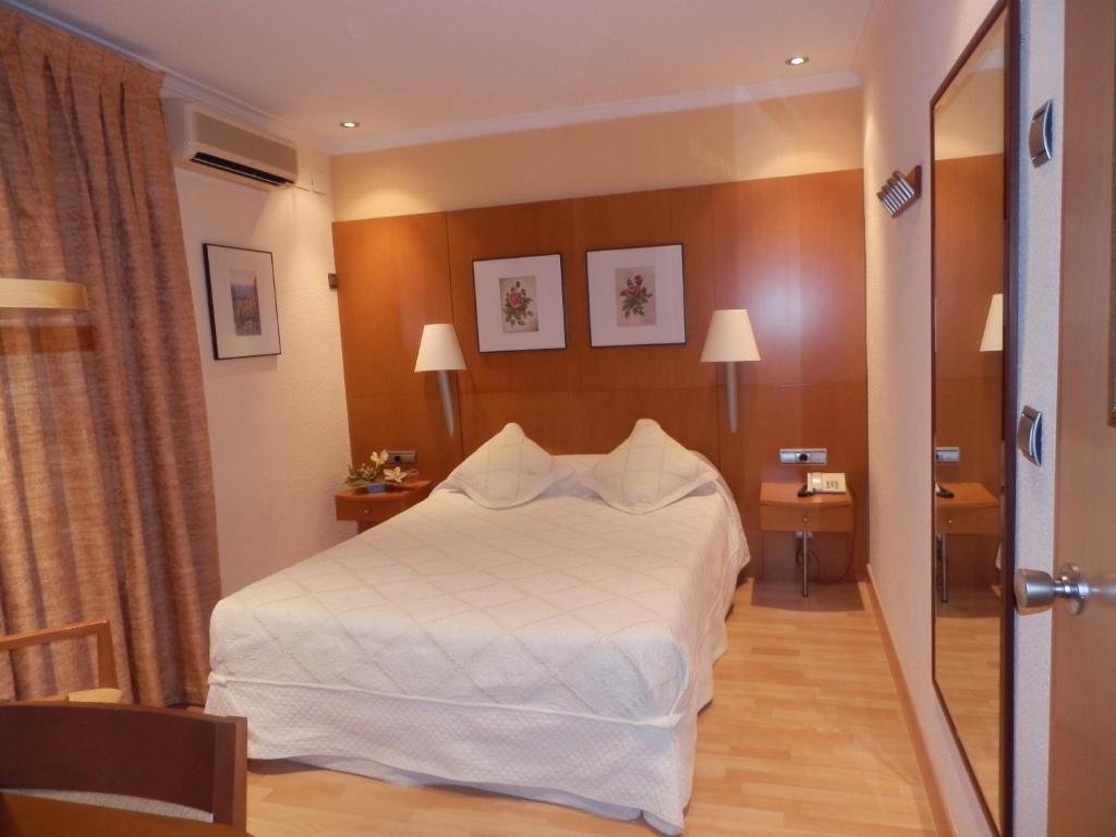 Hotel Restaurante Salvadora Villena Habitación foto
